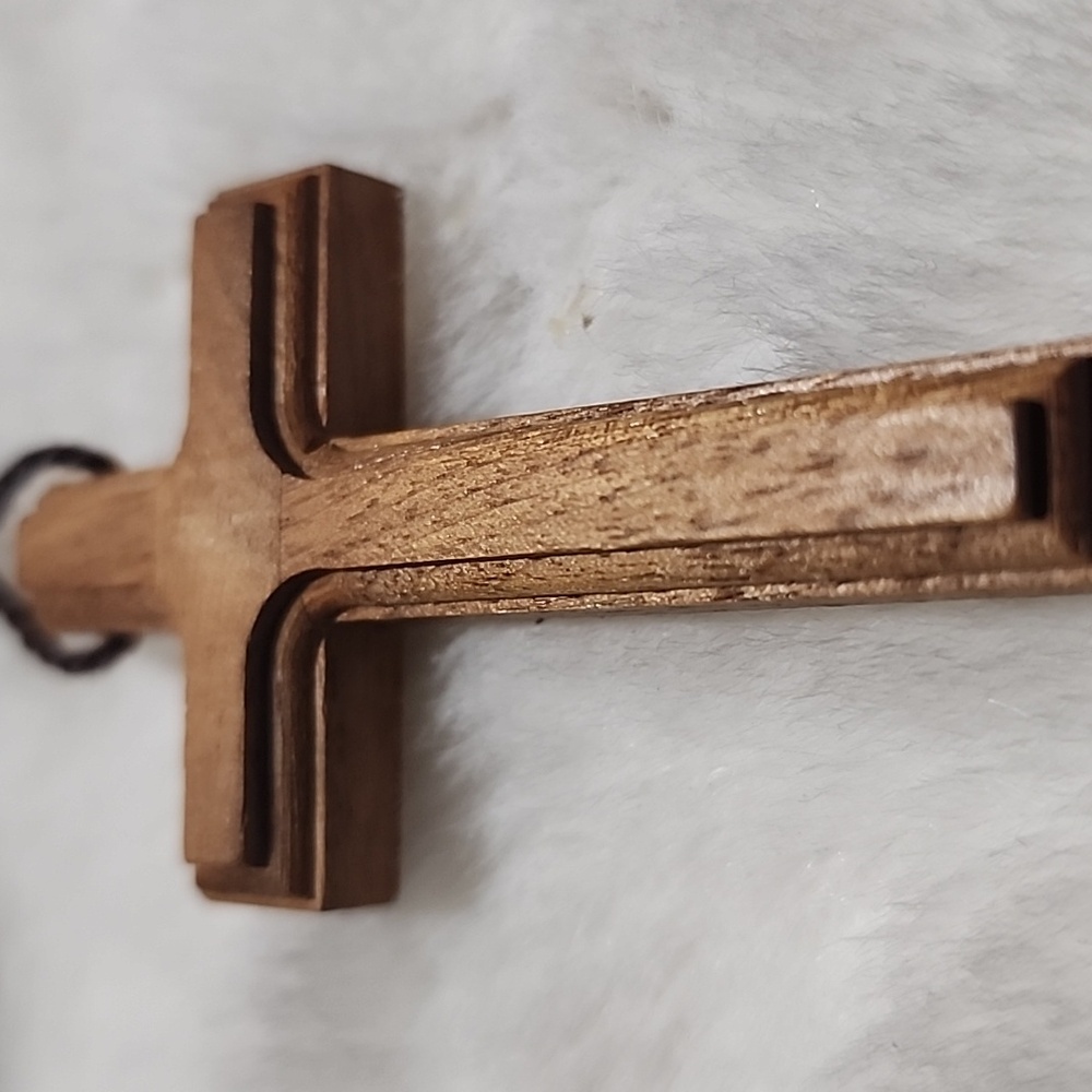 HANDMADE HAND CARVED WOOD CROSS ✝️ NECKLACE. - Picture 4 of 4